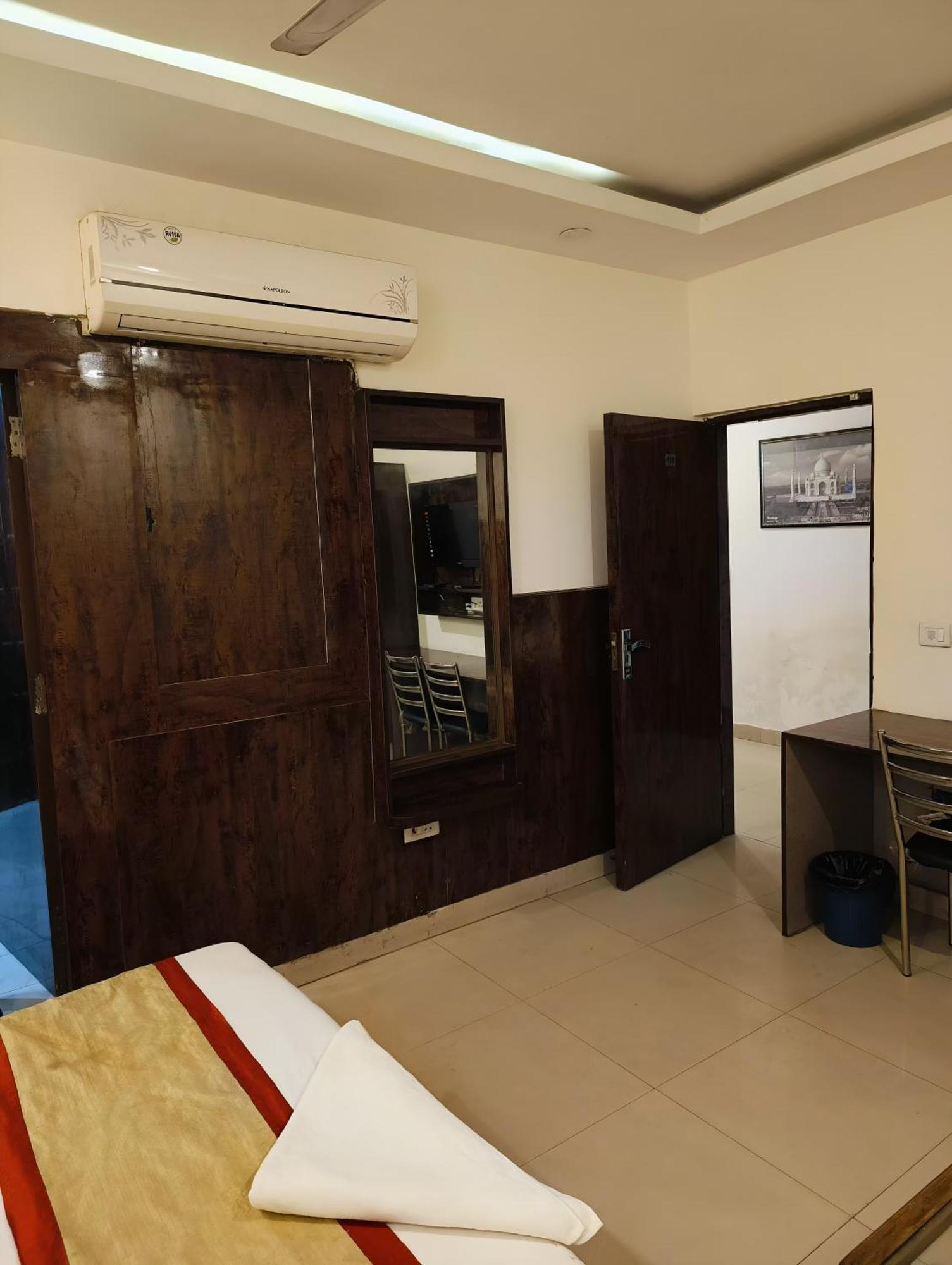 Airport Samara Inn New Delhi Eksteriør billede