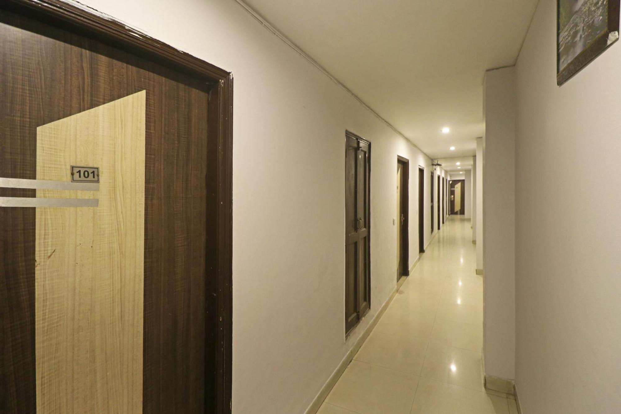 Airport Samara Inn New Delhi Eksteriør billede